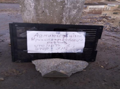 «Администрацию Красноармейского района утопить в этой яме!»: очередная дыра зияет на проезжей части