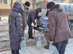 После недельного отсутствия ХВС волгоградцы массово жалуются на запах хлорки