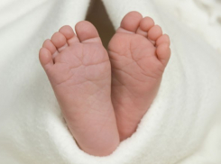 Годовалая волгоградка лишилась пальца из-за упавшей на него гантели