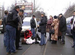 В городе-спутнике Волгограда неизвестный лихач сбил студентку и сбежал