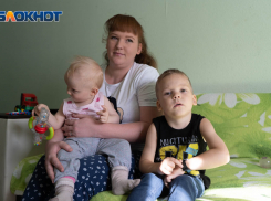«Скажу честно, мысли об аборте возникали»: сирота из Волгограда одна воспитывает двоих детей на 13 квадратных метрах