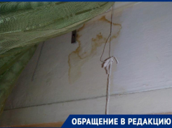 «Мне что, ее самой пленкой закрывать?»:  УК «Возрождение» игнорирует просьбы 72-летней волгоградки отремонтировать крышу