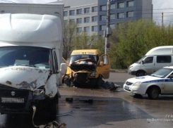 Из-за водителя четверо пассажиров маршрутки попали на больничные койки в Волгограде