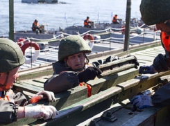 В Волжском по Волге прошел эшелон с бронепоездом «Амур» 