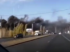 Крупный пожар возле ТРЦ «Акварель» в Волгограде попал на видео