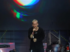 Дети визжат: на сцену фестиваля в ЦПКиО в Волгограде вышел Даня Милохин