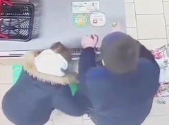 Гору продуктов нагло украла семья волгоградских зумеров и попала на видео