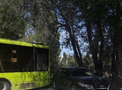 Автобус Volgabus «припарковался» на автомобиль мамочки и школьный забор в Волгограде
