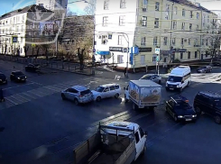 На видео попала летящая на «красный» волгоградка на Subaru, протаранившая в итоге Mercedes