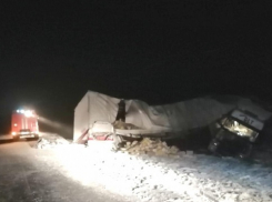 Прицеп  КамАЗа с мукой раздавил Daewoo Nexia под Волгоградом: пассажир легковушки скончался