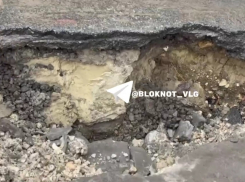 Огромный провал образовался в центре Волгограда