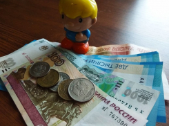 Волгоградцам с детьми-школьниками досрочно выплатят пособия