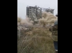 Эпичный снос больничного долгостроя под Волгоградом сняли на видео
