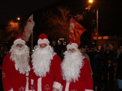 В Волгограде на парад пришли 20 Дедов Морозов вместо 300 обещанных
