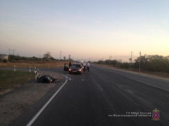 На севере Волгограда скутер протаранил Hundai: 2 в больнице