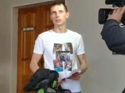 На новое заседание в футболке с изображением сына пришел волгоградец, который пытается забрать его у опекуна
