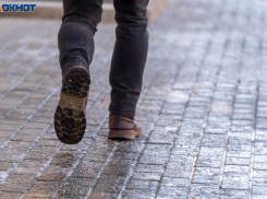 «Каток везде»: волгоградцы надели коньки и скупили соль из-за убийственного гололеда