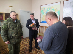 В Волгоградской области родным погибших в зоне СВО бойцов передали ордена Мужества