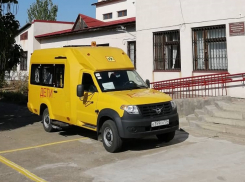 Волгоградские островитяне получили школьный автобус с живым сюрпризом