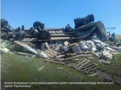 Выживший водитель просит помощи в охране перевернувшейся фуры с пивом под Волгоградом 