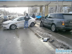 В центре Волгограда из-за столкновения двух иномарок пострадала молодая девушка