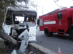 Автобус №55К с волгоградцами влетел в столб: есть пострадавшие