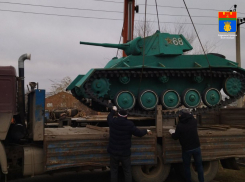 Танк-разведчик Т-70 сняли с постамента в Волгограде средь бела дня