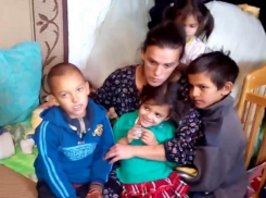 Погибших на пожаре двухмесячных двойняшек похоронили сегодня в Волгограде