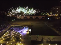 Толпы волгоградцев и фееричный салют у музея «Россия. Моя история» сняли с высоты птичьего полета 