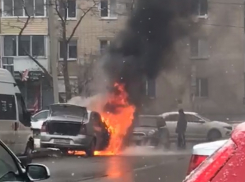 В центре Волгограда загорелась машина: видео с места ЧП