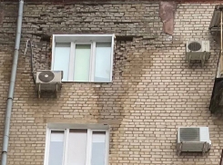 Дом уникальной застройки 50-х разрушается в центре Волгограда