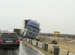 Большегруз повис на бетонном ограждении на ремонтируемой трассе под Волгоградом