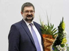 Ректор ВолГУ Василий Тараканов сам себя выдвинул на премию