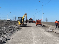 Асфальт капитально вскрыли на популярной дороге юга Волгограда