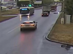 Грузовик переехал 22-летнего волгоградца на электровелосипеде - шок-видео