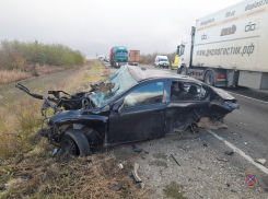 Три иномарки разбились в жуткой аварии под Волгоградом: есть погибшие и раненые