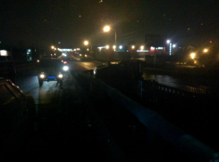 Волгоградец на ВАЗ-2106 врезался в металлический парапет: пострадали двое