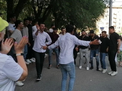 Бурные пляски на улице в центре Волгограда устроили дипломированные медики