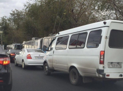 Авария на 39-й Гвардейской в Волгограде парализовала движение троллейбусов 