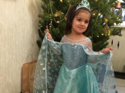 Принцесса Эльза в исполнении Арианы Алиевой в конкурсе «Детский новогодний костюм -2020»