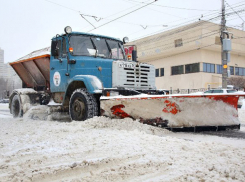 Жижу на дорогах власти Волгограда оправдали использованием реагентов