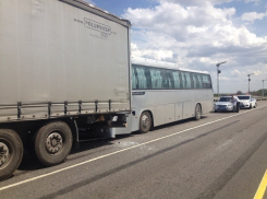 На трассе Москва-Волгоград автобус с детьми врезался в грузовик