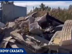 Дачники жалуются на огромную гору мусора недалеко от ЖК «Родниковая Долина»
