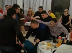 Массовая драка на корпоративе в кафе «Фьюжн» в Волгограде попала на видео 