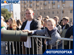 Это наша сила: толпы людей пришли в центр Волгограда увидеть подбитые на СВО танки НАТО