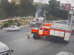 Цементовоз загорелся на дороге в Волгограде - видео