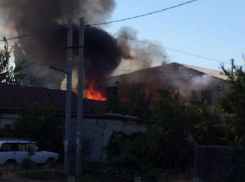 Волгоградцев напугали фотографии сильного пожара на западе Волгограда 