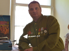 Необычный таксист в Волгограде возит пассажиров в военной форме