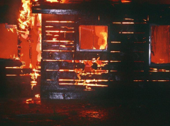 59-летний мужчина погиб при пожаре в собственном дворе в Волгоградской области