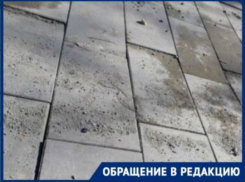 Волгоградка показала кадры испорченной тротуарной плитки на набережной